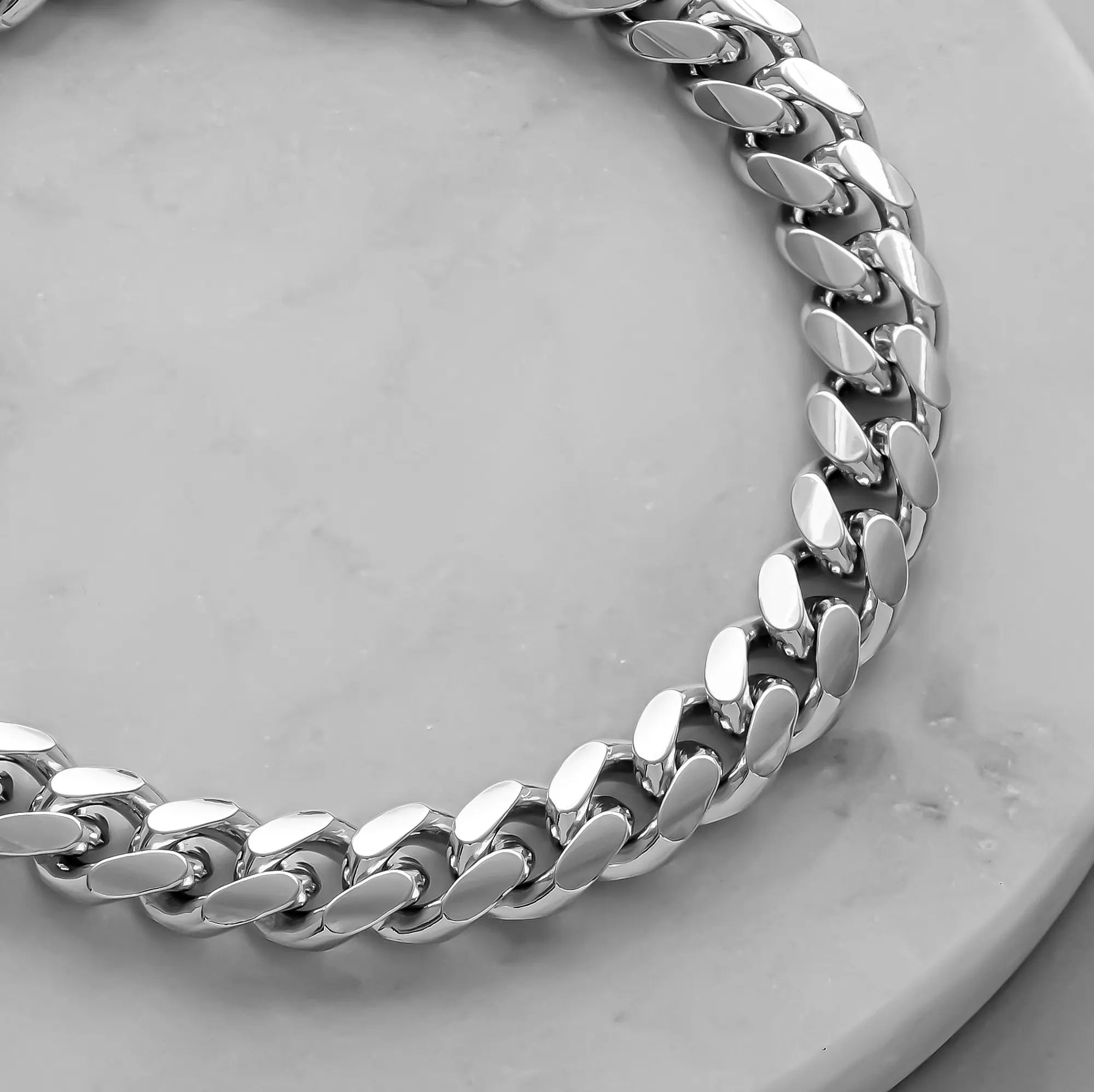 Zoomed links of the 8mm Silver Cuban Bracelet