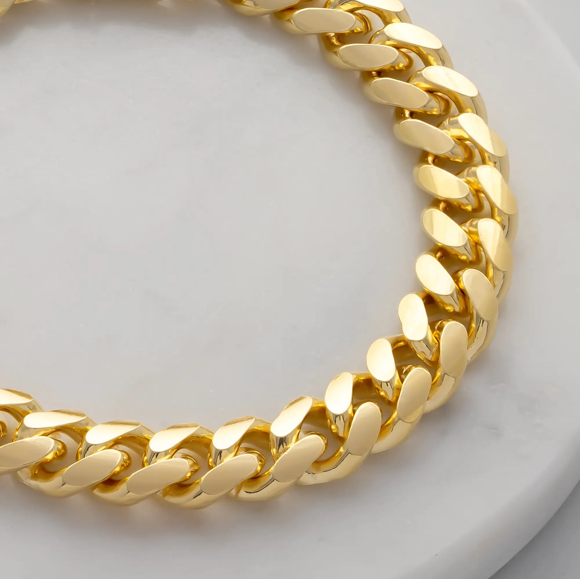 Link details of the 10mm gold cuban link bracelet